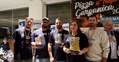 Premiazione dei vincitori del 6° Trofeo Pizza Garganica a Vieste con la giuria e gli organizzatori.