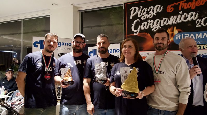 Premiazione dei vincitori del 6° Trofeo Pizza Garganica a Vieste con la giuria e gli organizzatori.