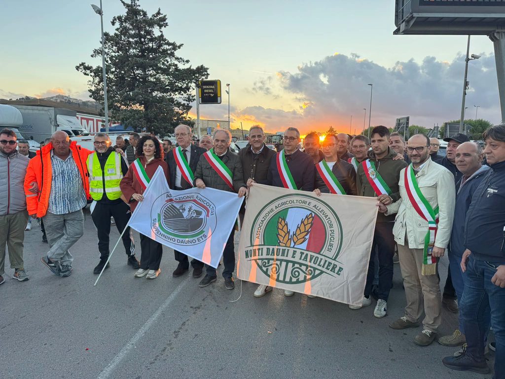 Il Sindaco Mattia Azzone durante la visita ai presidi di agricoltori e autotrasportatori